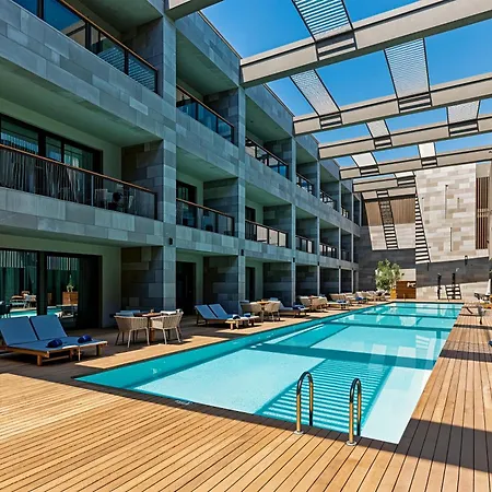 1-Bedroom Seafront Flat With Hotel Amenities *