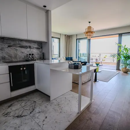 1-Bedroom Seafront Flat With Hotel Amenities Apartment *