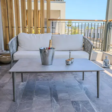 1-Bedroom Seafront Flat With Hotel Amenities