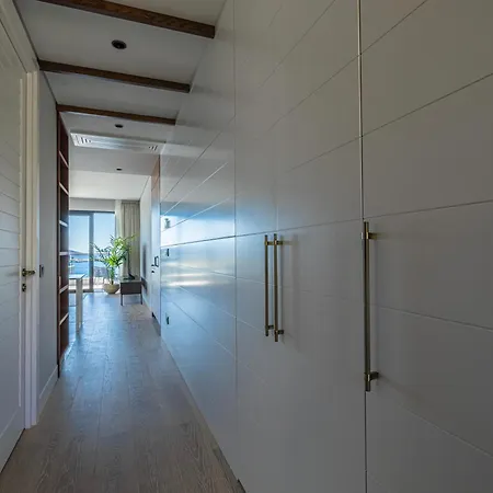 1-Bedroom Seafront Flat With Hotel Amenities *