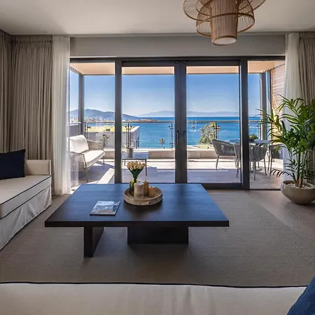 1-Bedroom Seafront Flat With Hotel Amenities
