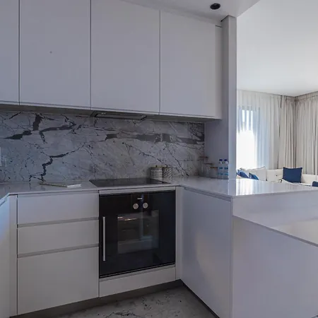 Apartment 1-Bedroom Seafront Flat With Hotel Amenities *