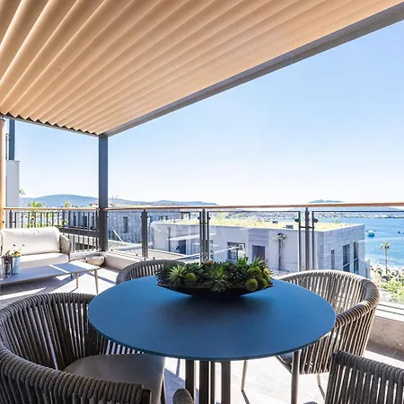 1-Bedroom Seafront Flat With Hotel Amenities *