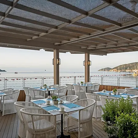 1-Bedroom Seafront Flat With Hotel Amenities Apartment