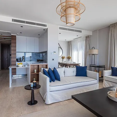 Apartment 1-Bedroom Seafront Flat With Hotel Amenities