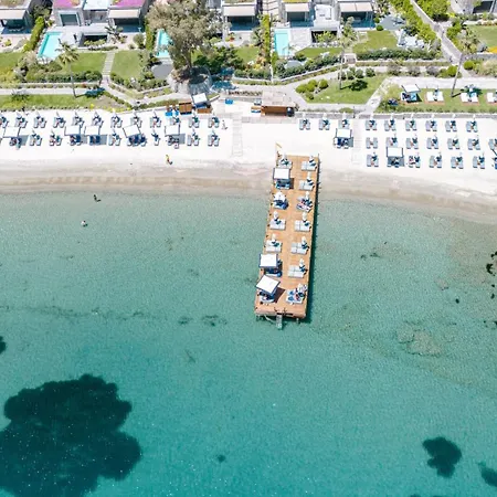 1-Bedroom Seafront Flat With Hotel Amenities