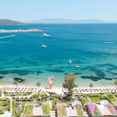 1-Bedroom Seafront Flat With Hotel Amenities *